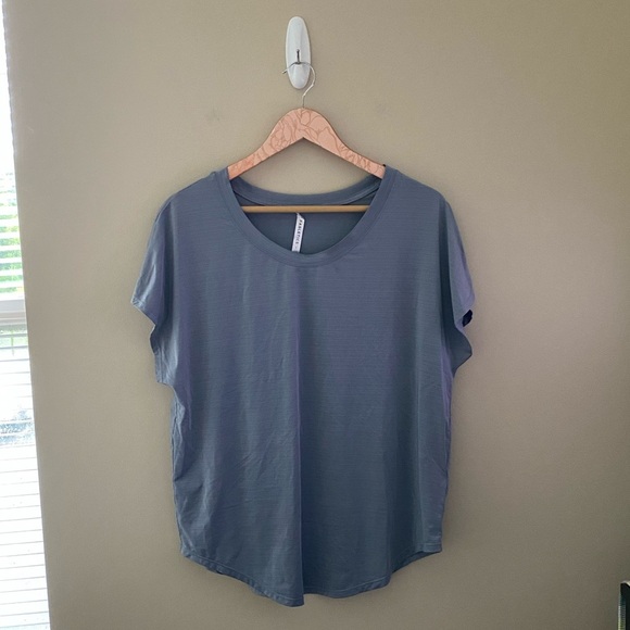 Women’s Fabletics Gray Short Sleeve Workout Athletic Tee Size Large - Picture 2 of 5